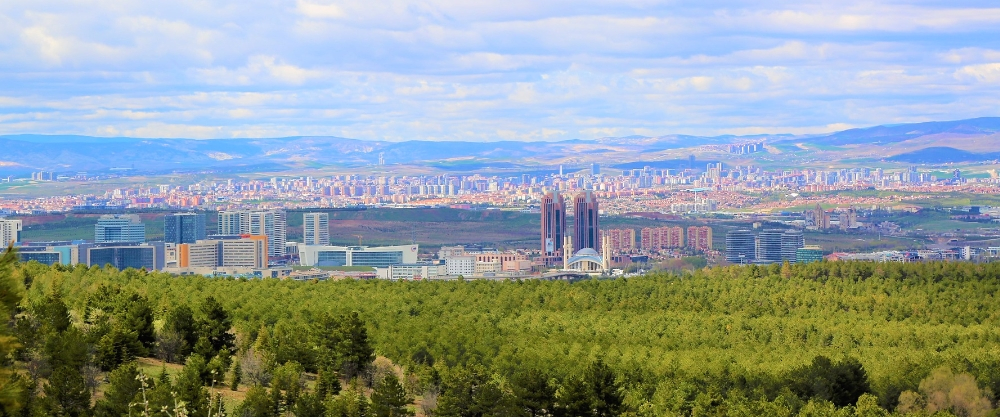 Contrast between the green areas on the outskirts and the vertical development of central Ankara, reflecting the expansion of the Turkish metropolis.